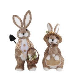Casal Coelhos Rustico Segurando Pá e Cesta Sortido Marrom / Branco 32cm (Torrone)